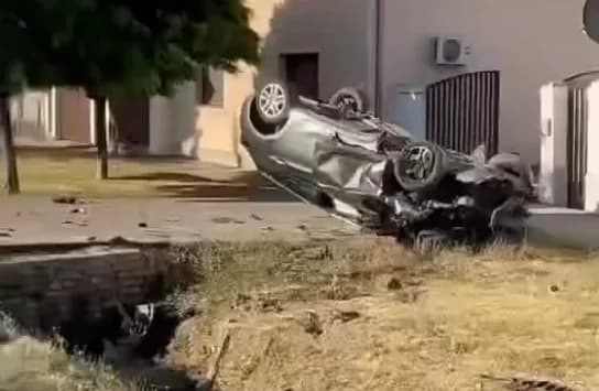 jedna osoba poginula, druga u teškom stanju, auto smrskan do neprepoznatljivosti