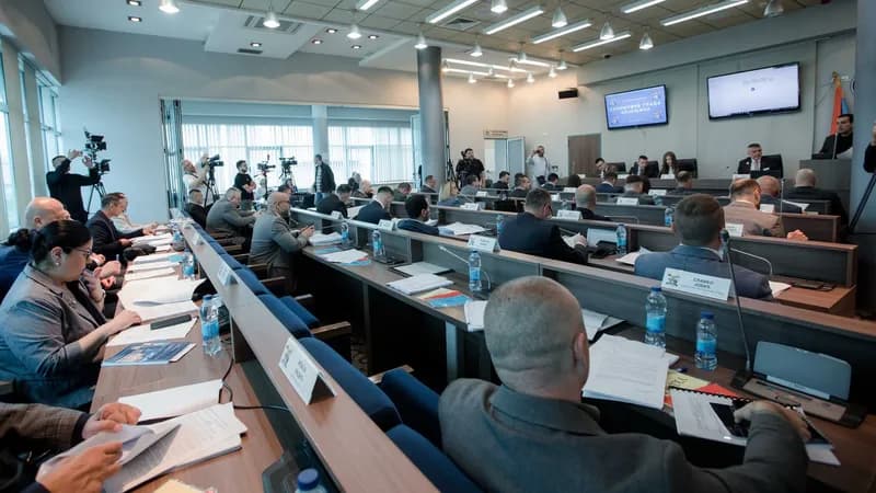 zašto samir baćevac danas nije razriješen? iz skupštine grada objasnili proceduru