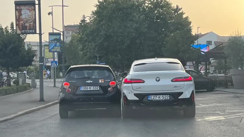 sudar dva automobila u centru bijeljine kod lokala lounge
