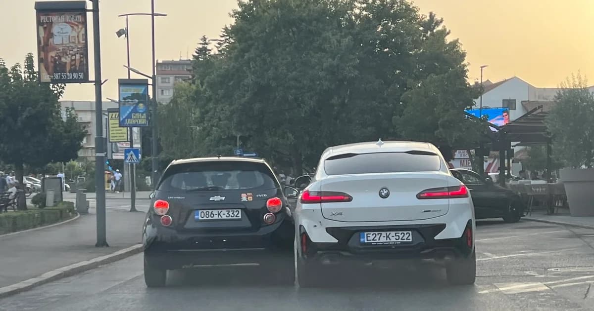 sudar dva automobila u centru bijeljine kod lokala lounge