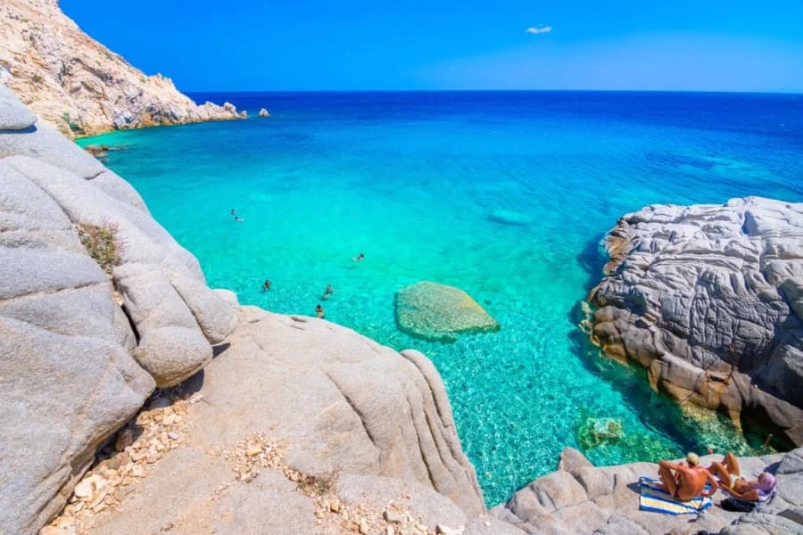 dronovi patroliraju nad grčkim plažama: kazne idu do 73.000 evra