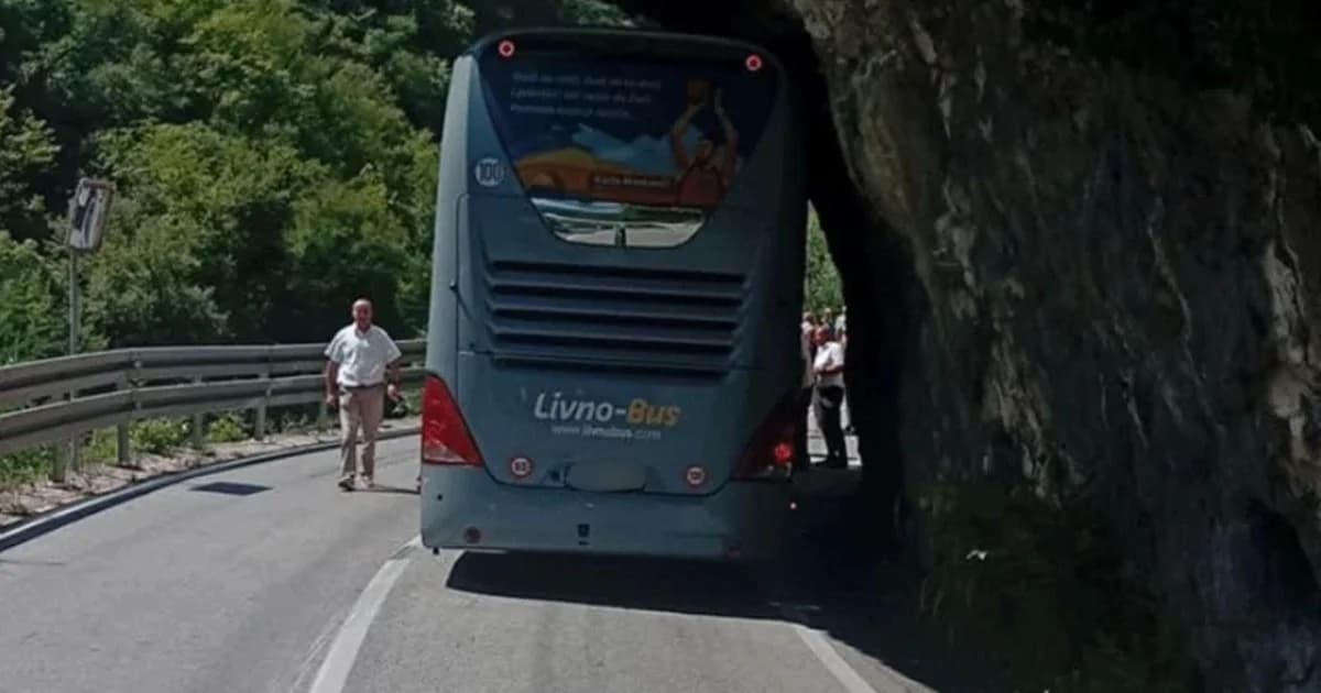 autobus zapeo u kanjonu na cesti banja luka - jajce