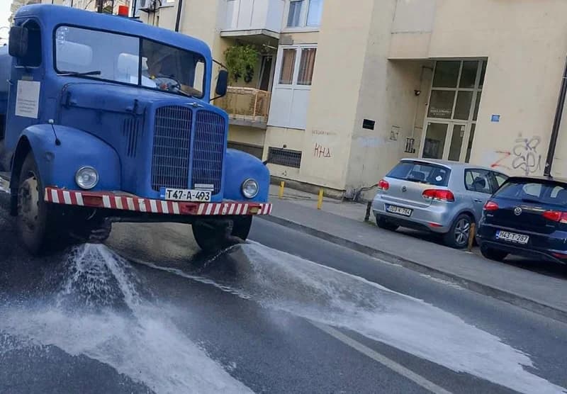 bijeljjnski komunalac jutros oprao ulice