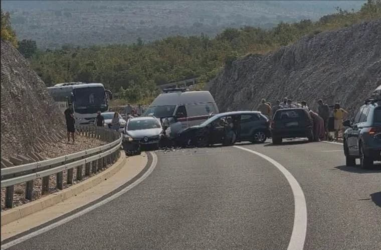teška nesreća kod stoca: sudarilo se nekoliko automobila, više osoba povrijeđeno