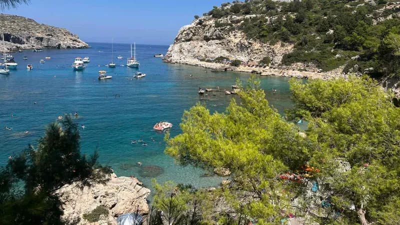 Jadran udara po džepu: Za dvije ležaljke i suncobran treba izdvojiti i 120 evra dnevno, za kafu do 7, pica postala luksuz