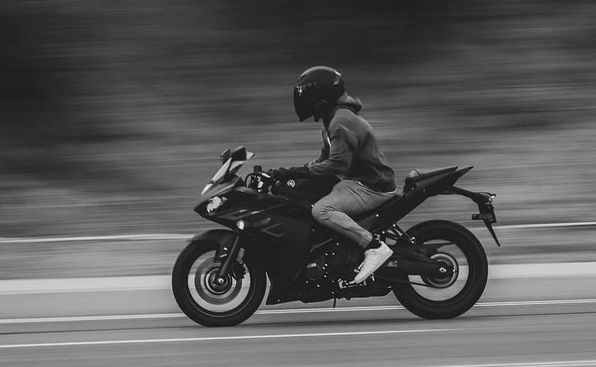 vožnja na ivici smrti: mladić (22) jurio 280 km/h i sve vreme snimao vožnju