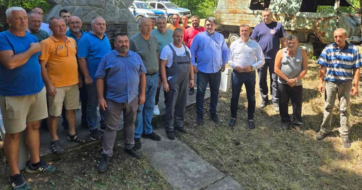 na grabiku uređen spomenik poginulim borcima i mjesto ratnog zločina