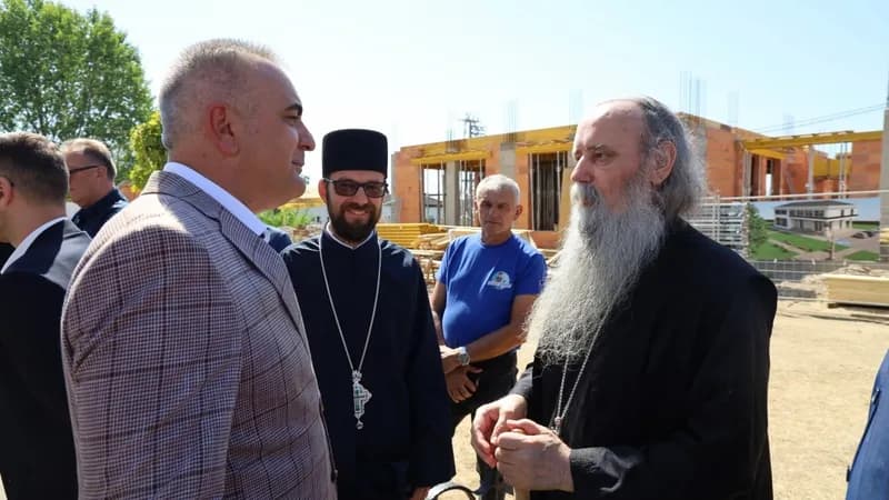 Mitropolit Fotije ugostio premijera Minića i potvrdio: U Bijeljini privodimo kraju gradnju autentične replike hilandarske crkve FOTO