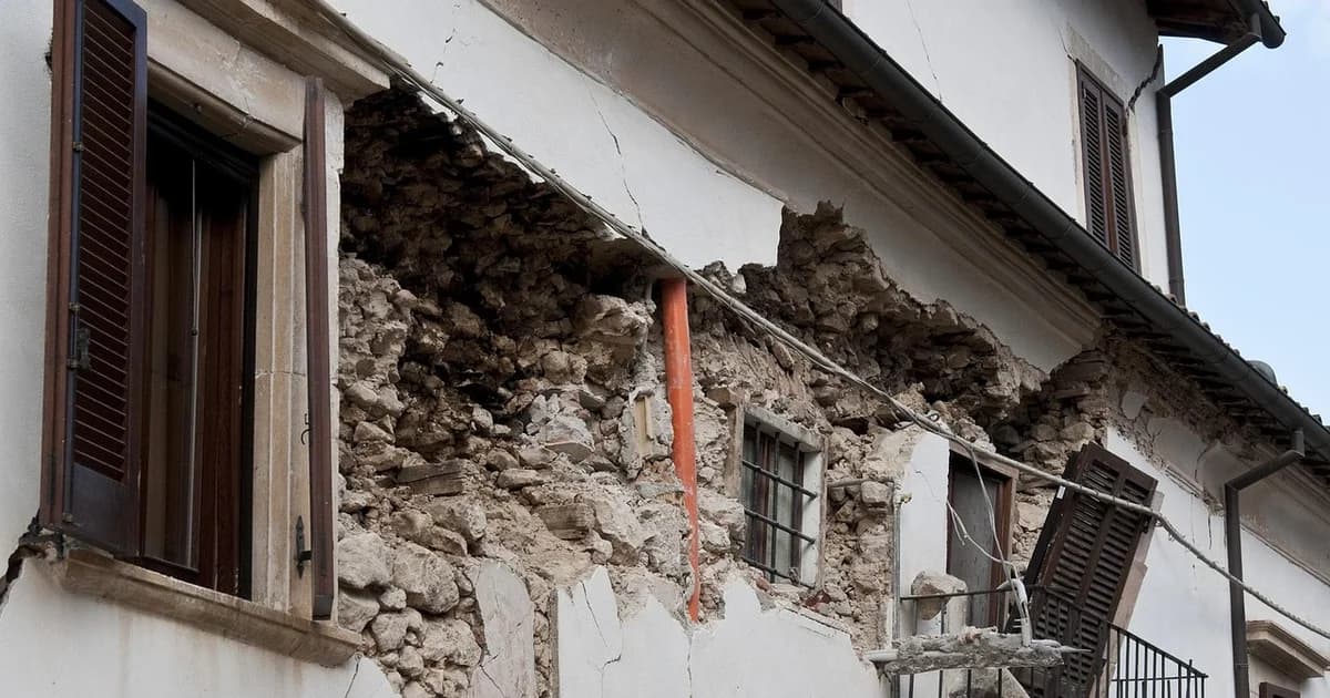 snažan zemljotres pogodio španiju; proglašeno vanredno stanje, građani evakuisani