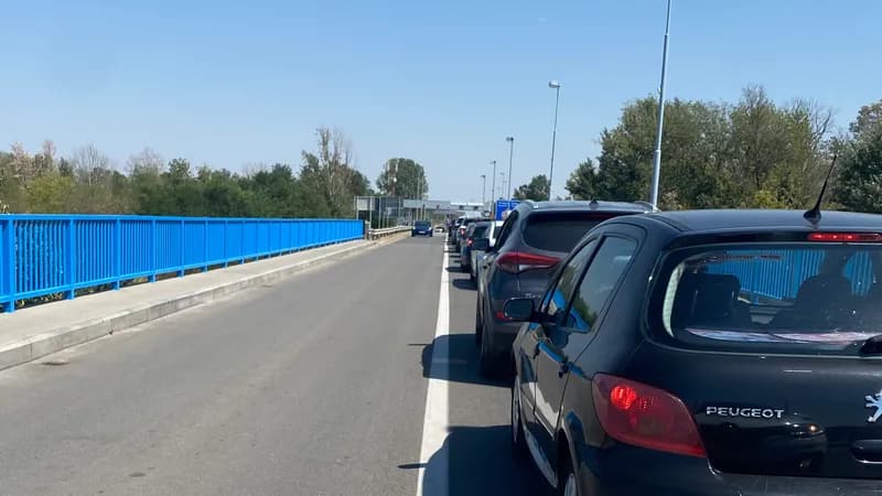 Duge kolone na izlazu iz BiH na tri prelaza sa Hrvatskom
