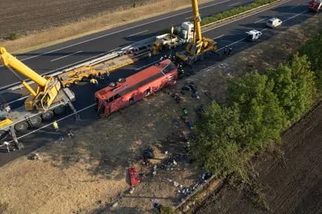 Strašna tragedij u Mađarskoj: Ljude izvlače ispod autobusa, najmanje 12 mertvih