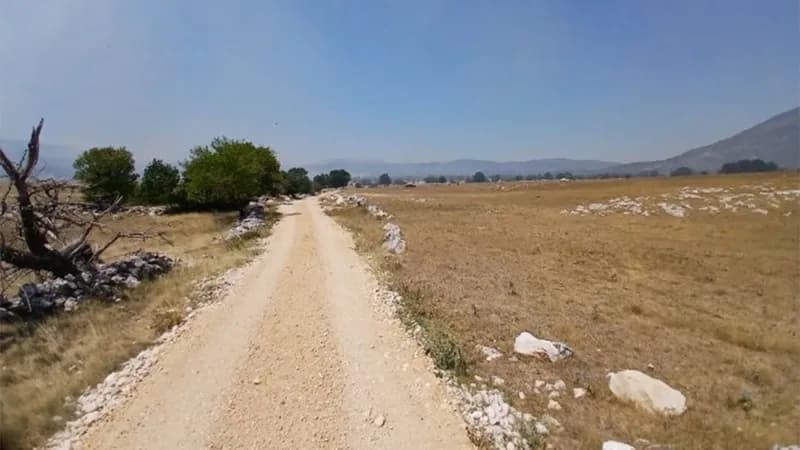 Proširio se požar kod Nevesinja: Vatrogasci brane kolibe sa stokom