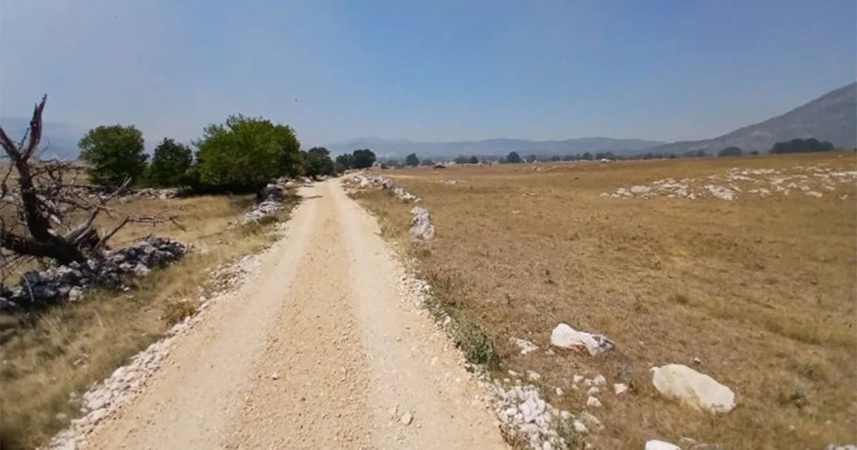 proširio se požar kod nevesinja: vatrogasci brane kolibe sa stokom