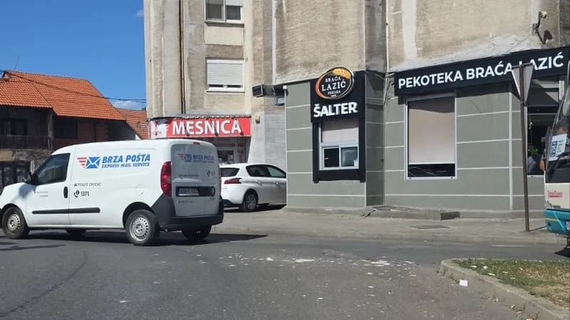 Bijeljina: Fasada sa zgrade pala na vozilo, intervenisala policija (FOTO)