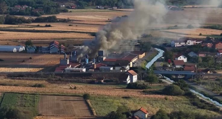 gori dio pogona za preradu drveta u pilani rašević