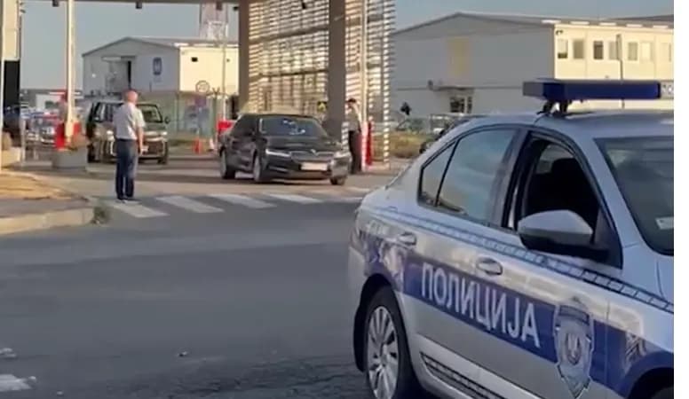 Kolona vozila u kojoj je kovčeg sa tijelom Mladića krenula od aerodroma ka VMA