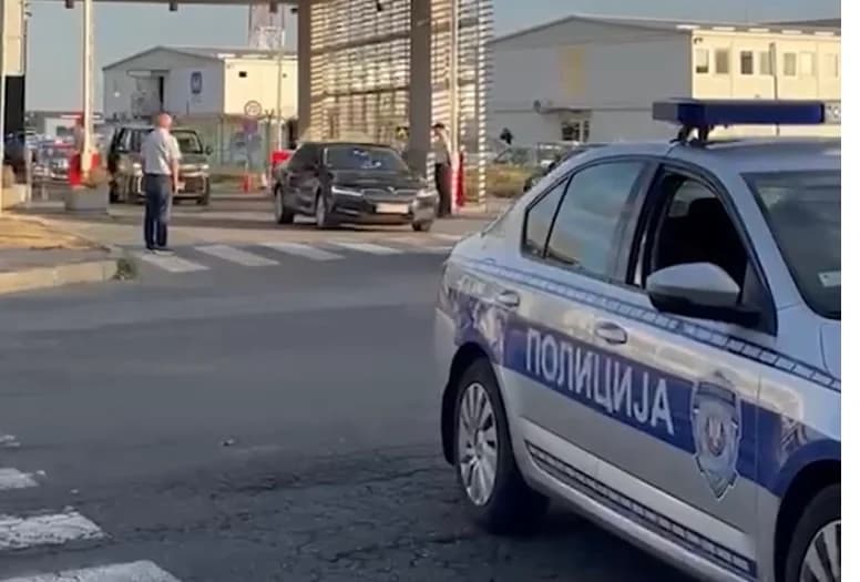 kolona vozila u kojoj je kovčeg sa tijelom mladića krenula od aerodroma ka vma