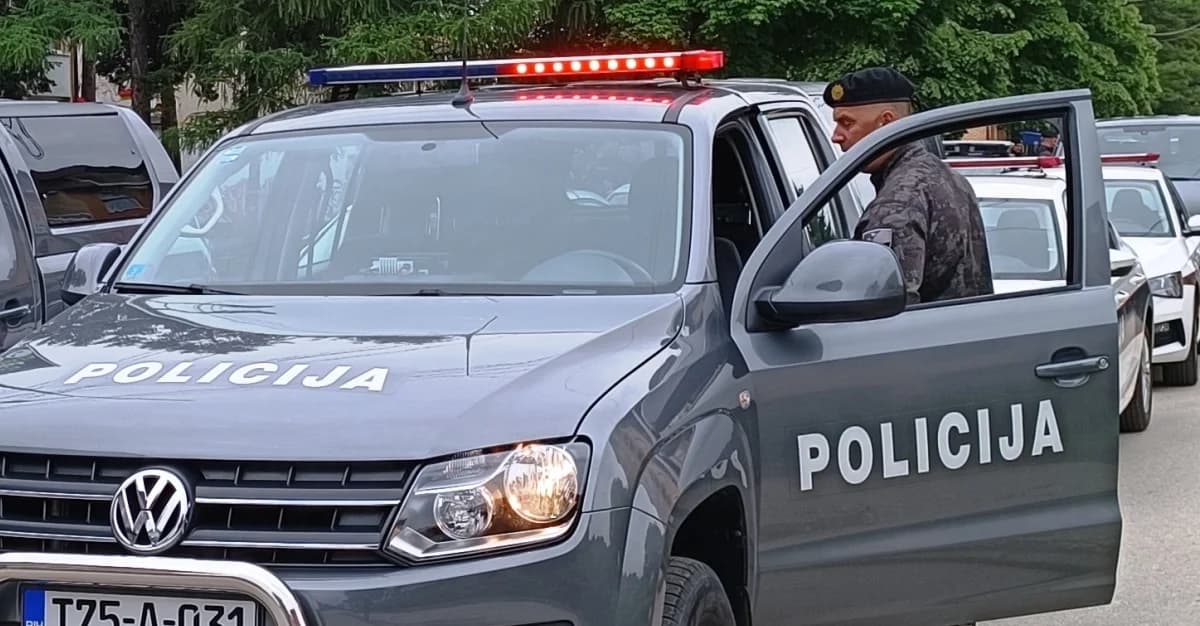 troje djece teško povrijeđeno u cazinu: vozilom udario maloljetnike u dvorištu kuće, svemu prethodilo utrkivanje