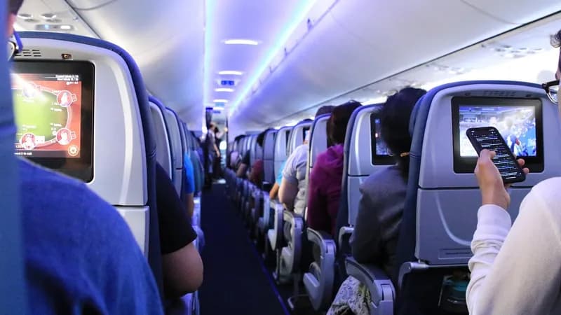 Haos na letu Amerikan erlajnsa : Agresivnog putnika zalijepili trakom za sjedište 