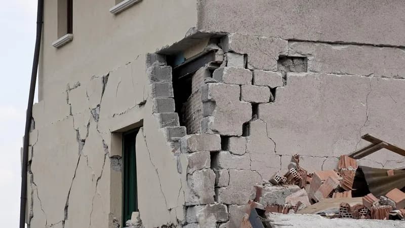 urušio se sprat zgrade u centru rima; psi tragaju za preživelima pod ruševinama