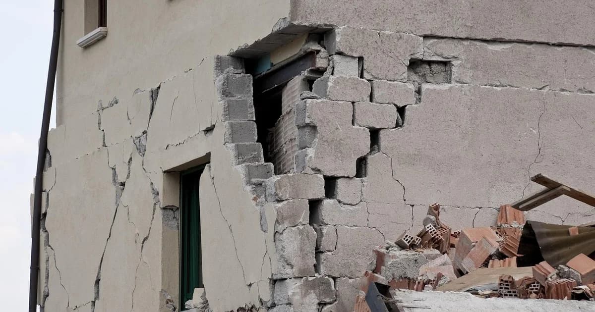 urušio se sprat zgrade u centru rima; psi tragaju za preživelima pod ruševinama