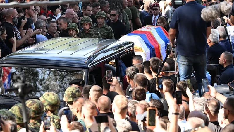 sahranjen ratko mladić u beogradu: hiljade građana u povorci do topčiderskog groblja