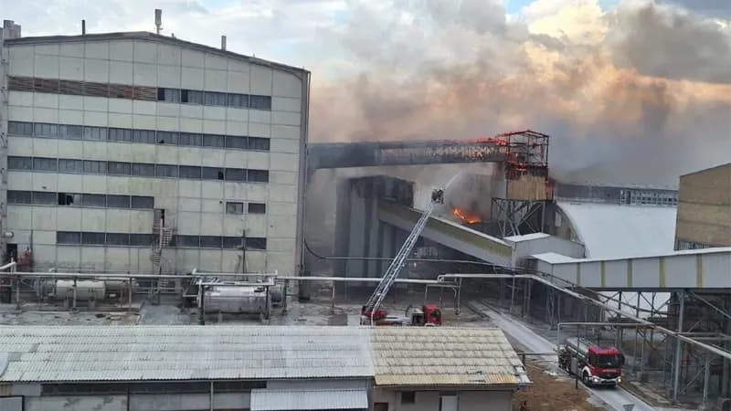Požar u Petrokemiji: Ogroman crni dim diže se iznad fabrike
