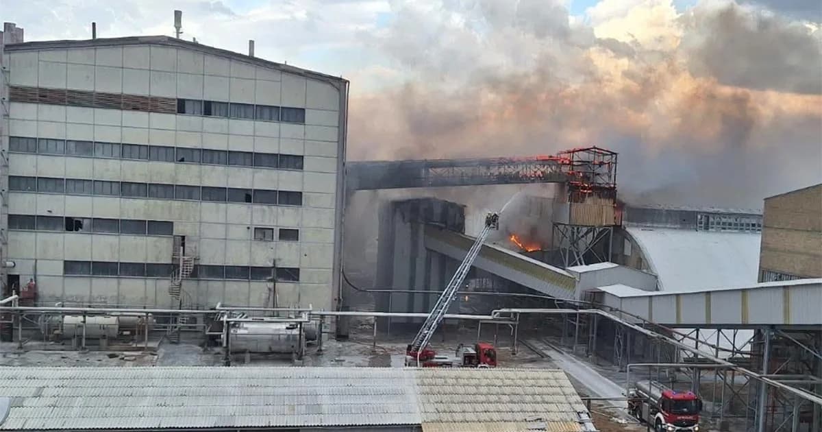 gori petrokemija: ogroman crni dim diže se iznad fabrike