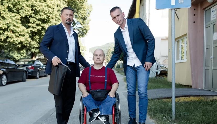 vlasenica – predsjednik rss slavenko ristić i kandidat rss za poslanika mile zoranović uručili donaciju dragoljubu stanišiću