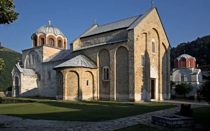 prve srednjevekovne freske na kojima je vidljiv srpski su u manastiru studenica