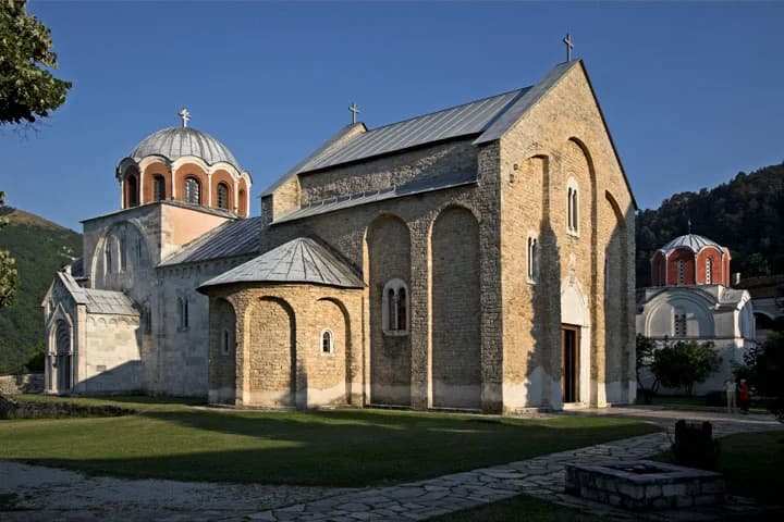 prve srednjevekovne freske na kojima je vidljiv srpski su u manastiru studenica