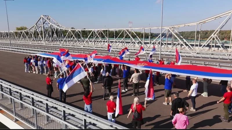 Mladi iz Bijeljine i Sremske Mitrovice spojili dvije zastave na sredini mosta na Rači