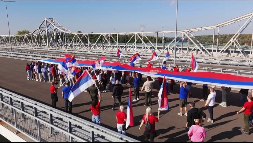 mladi iz bijeljine i sremske mitrovice spojili dvije zastave na sredini mosta na rači