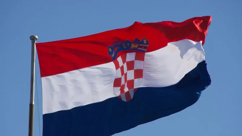 Uhapšena žena u Puli: Kamenjem gađala zastavu Hrvatske