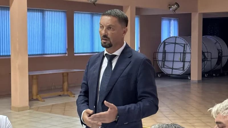 predsjednik republičke stranke srpske slavenko ristić na druženju s građanima jezera i šipova: republika srpske će imati budućnost samo ako mladi ljudi ostanu ovdje