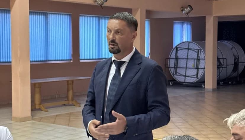predsjednik republičke stranke srpske slavenko ristić na druženju s građanima jezera i šipova: republika srpske će imati budućnost samo ako mladi ljudi ostanu ovdje