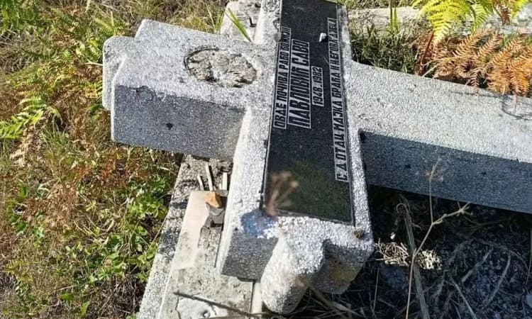vandalizam kod travnika: oštećeno 11 spomenika na srpskom groblju (foto)