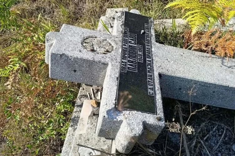 vandalizam kod travnika: oštećeno 11 spomenika na srpskom groblju (foto)