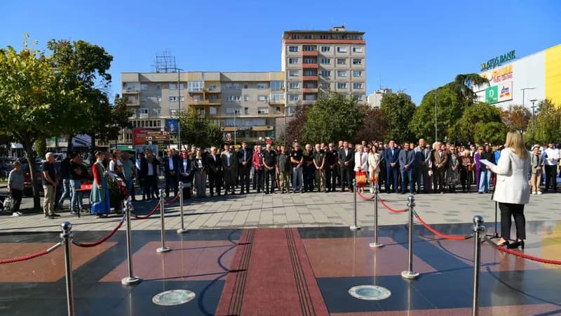 bijeljina obilježava dan grada: položeni vijenci na spomenik poginulim borcima