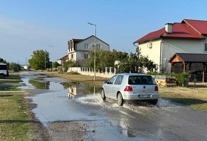 u koviljušama pukla cijev, voda na sve strane