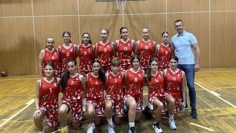 mile zoranović i slavenko ristić obezbijedili dresove za žensku ekipu košarkaškog kluba vlasenica