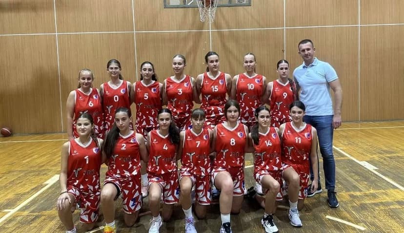 mile zoranović i slavenko ristić obezbijedili dresove za žensku ekipu košarkaškog kluba vlasenica
