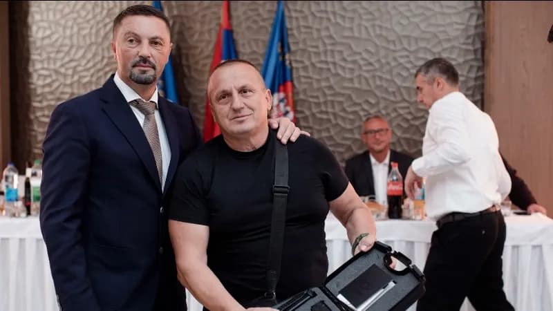 slavenko ristić uručio pištolj relji jovanoviću u znak zasluga u odbrambeno-otadžbinskom ratu