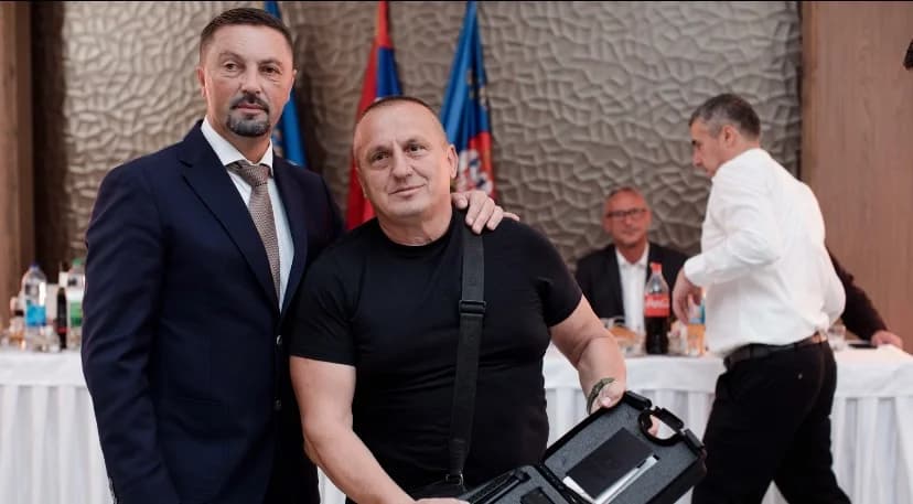 slavenko ristić uručio pištolj relji jovanoviću u znak zasluga u odbrambeno-otadžbinskom ratu