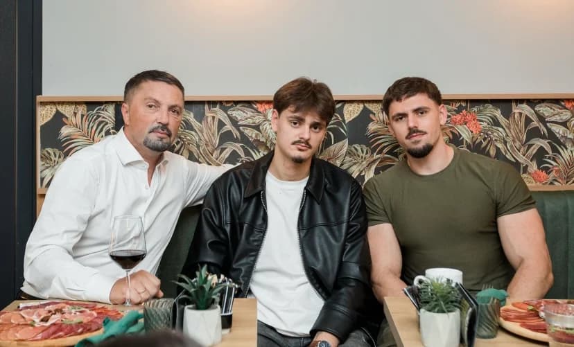 predsjednik rss slavenko ristić kampanju završio sa porodicom, prijateljima i komšijama u bijeljini: čovjek vrijedi onoliko koliko vrijedi ljudima oko sebe
