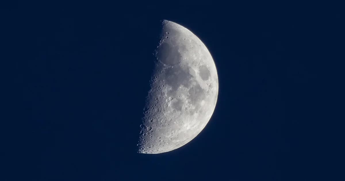 na udaljenoj strani meseca otkrivena neobična struktura: nalazi se 9 kilometara ispod površine