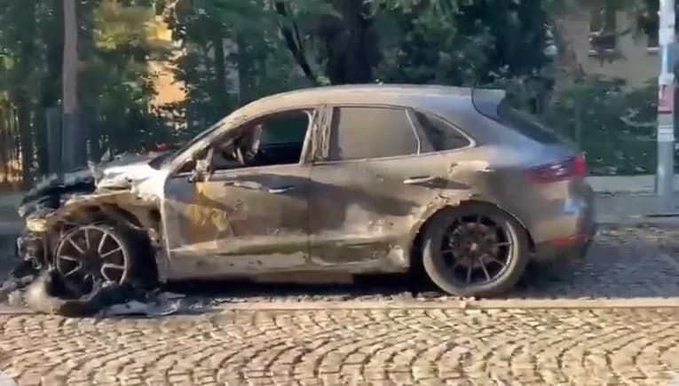 100.000 evra pretvoreno u kostur: izgorio porše, stanari u šoku