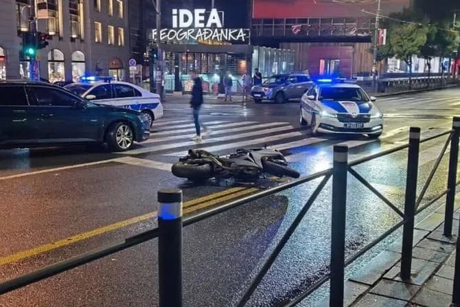Stravičan udes u centru Beograda: Mladić na motoru poginuo, udario ga automobil