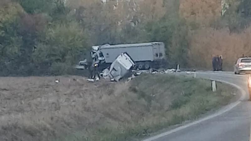 Teška saobraćajna nesreća na obilaznici kod Bijeljine, kombi prevrnut nakon sudara