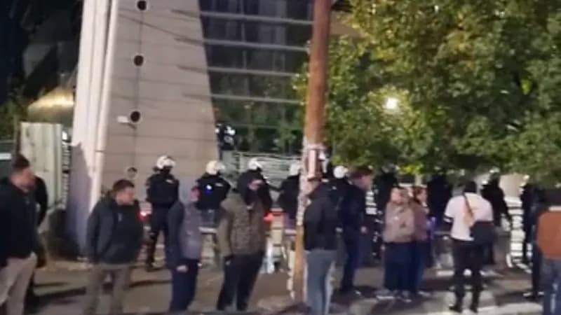blokiran kružni tok na dedinju: građani zasuli jajima zgradu tv pink, kordon policije obezbeđuje ulaz
